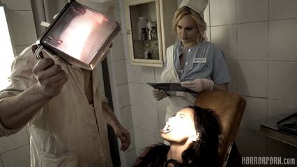 Кошмарный дантист на пару с медсестрой доминируют над пациентом