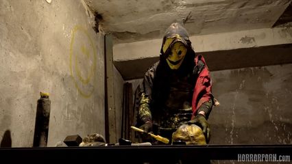 Психопат в маске пленил трех девушек на заброшенной фабрике