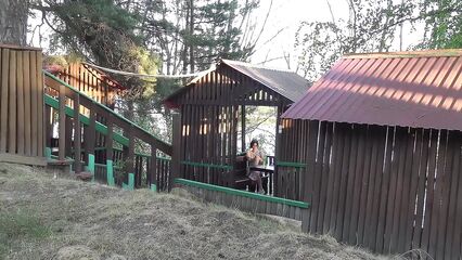 Ужин в уличном кафе за чертой города без трусиков