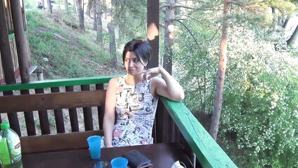 Ужин в уличном кафе за чертой города без трусиков