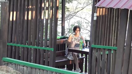 Ужин в уличном кафе за чертой города без трусиков