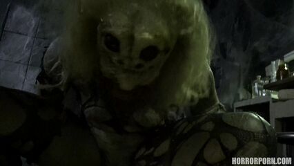 Женщина-паук спермопожирательница — порно ужастик +18